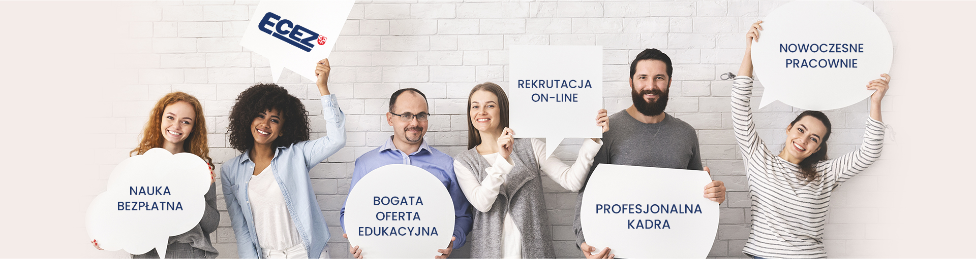 zdjęcie przedstawiające uśmiechnięte osoby trzymające plansze z hasłami reklamowymi - bogata oferta edukacyjna, nowoczesne pracownie